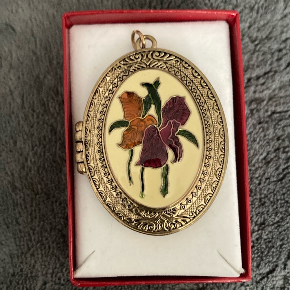 Vintage locket
New item added